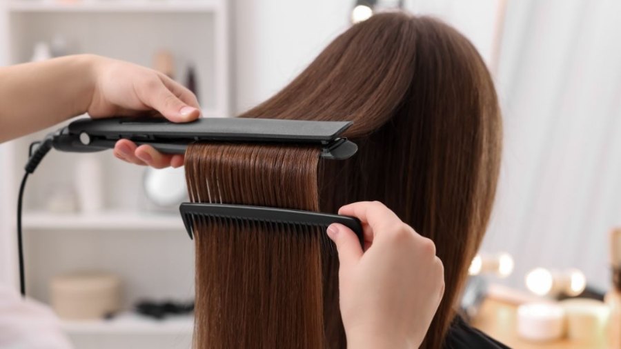 Finalização de cabelo com prancha no salão do Morena Café